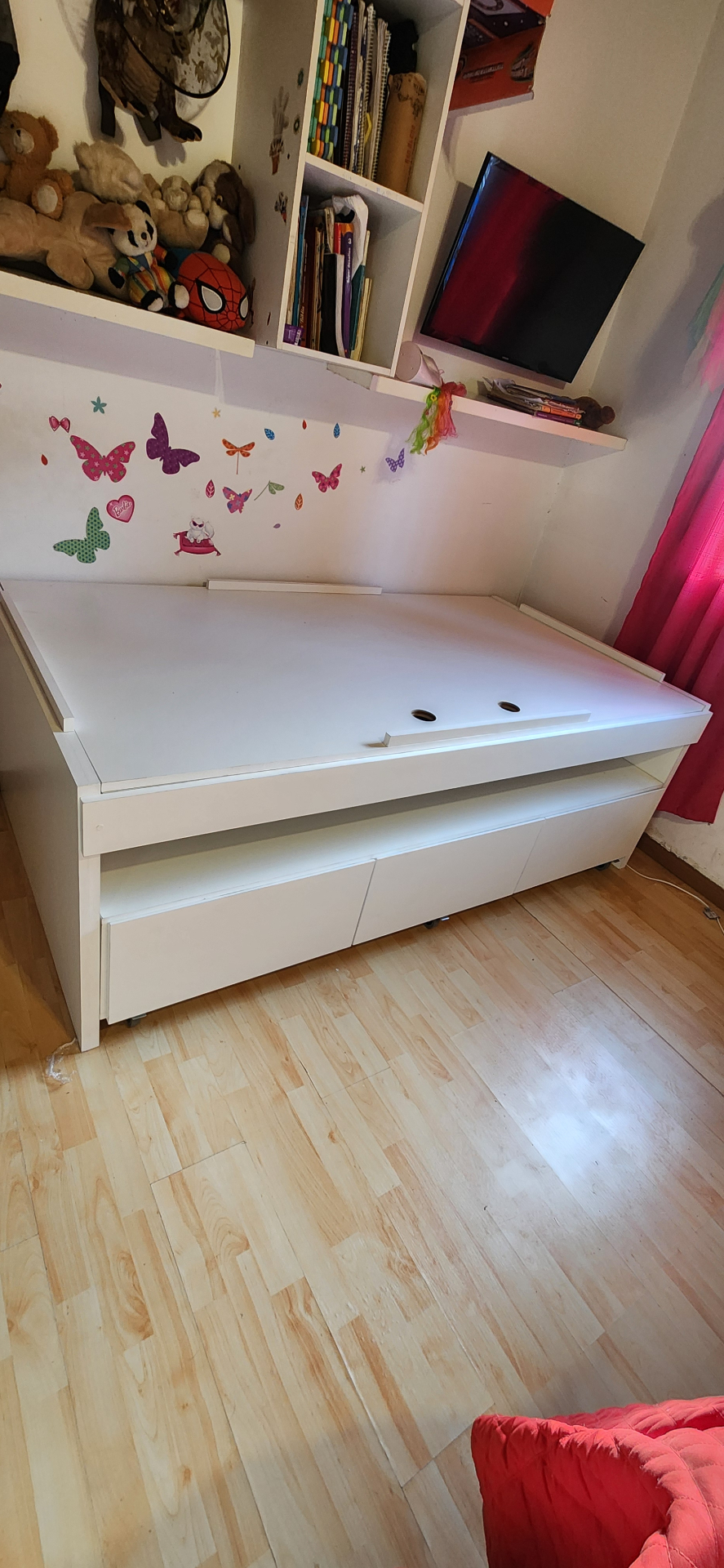 Cama de madera a medida con respaldo tapizado
