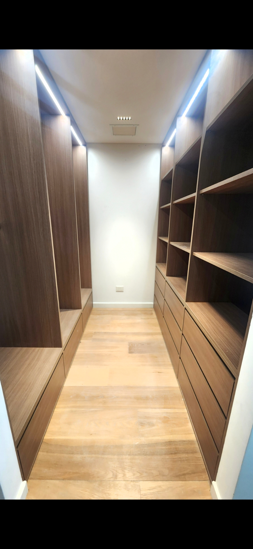 Placard a medida con puertas corredizas de madera