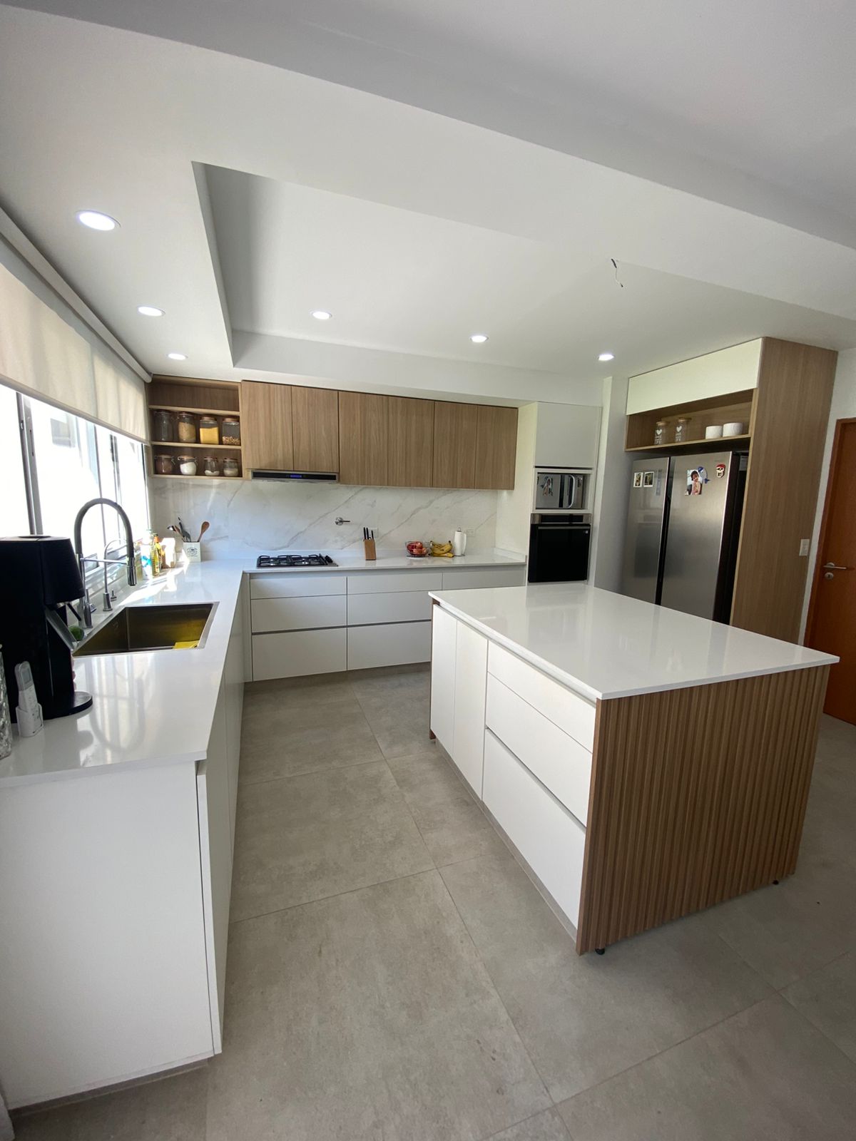 Cocina a medida con muebles de roble y mesada de mármol